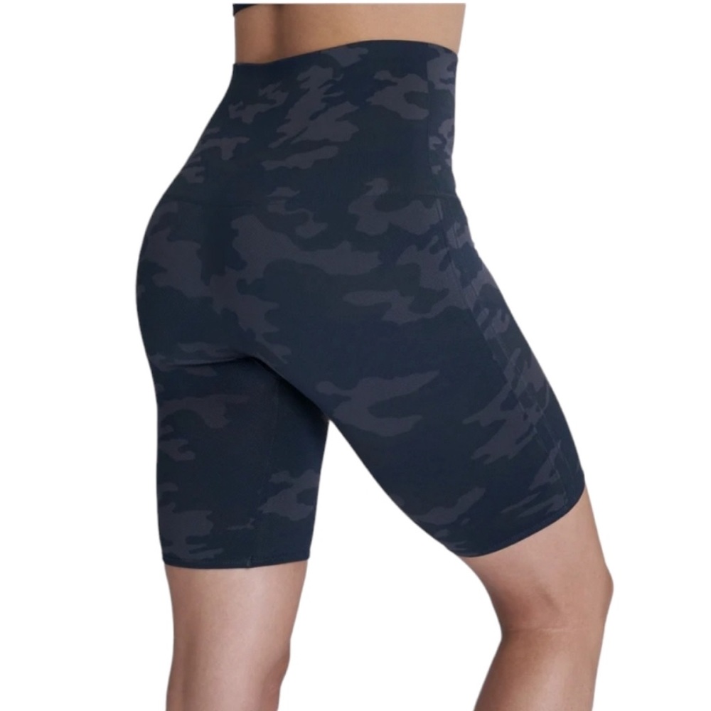 Spanx Look At Me Now Bike Shorts Black Gray Camo Size Small NWT.
